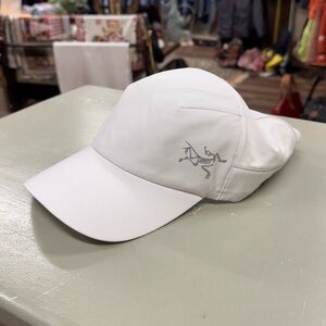 Arc’teryx Calvus Cap white mesh mountain training water resistant size L/XL hat